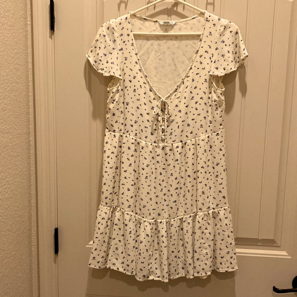 American Eagle Sz M V-Neck Flutter Sleeve Dress Flowy Cream Color with Flowers